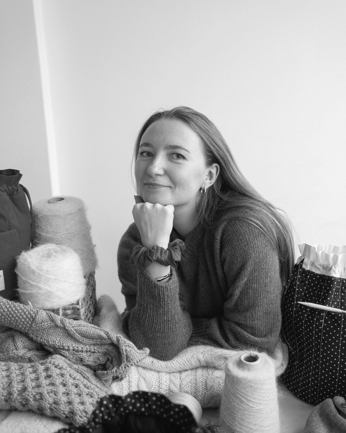 Ieva apsupta siūlų ir mezginių